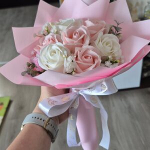 bukiet komunijny z róż mydlanych dla dziewczynki